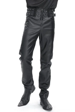 Schwarze Gothic Cargohose mit Schnürrücken und Kettenverzierung - Frontansicht auf männlichem Modell mit fitted Silhouette, Metallschnallen und dekorativen Ketten an hochsitzender Taille