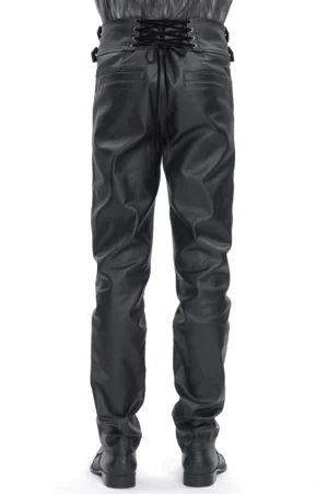 Schwarze Gothic Cargohose Rückansicht mit Schnürrücken-Panel Detail an der hinteren Taille und schlankem tailoriertem Schnitt von hinten