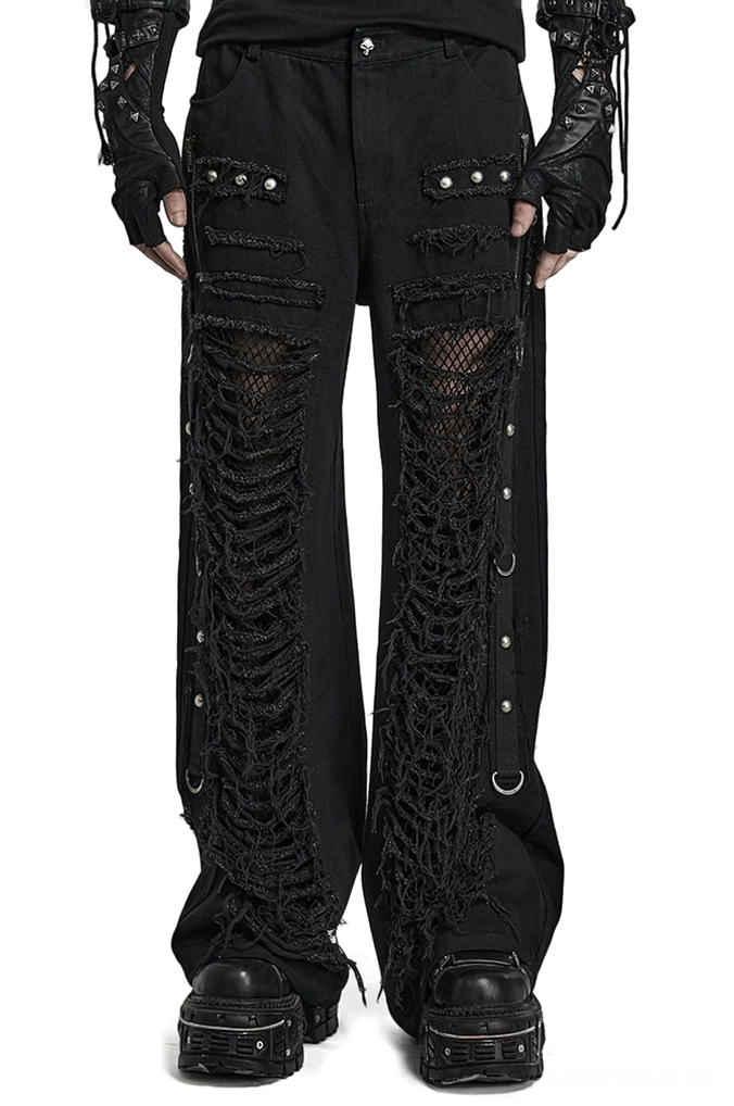 Schwarze distressed Gothic Cargohose mit Schnür-Ketten-Details und Mesh-Panelen, vordere Ganzkörperansicht auf männlichem Modell, zeigt zerrissene Fischnetz-Paneele und gestuzte Taschenkonstruktion