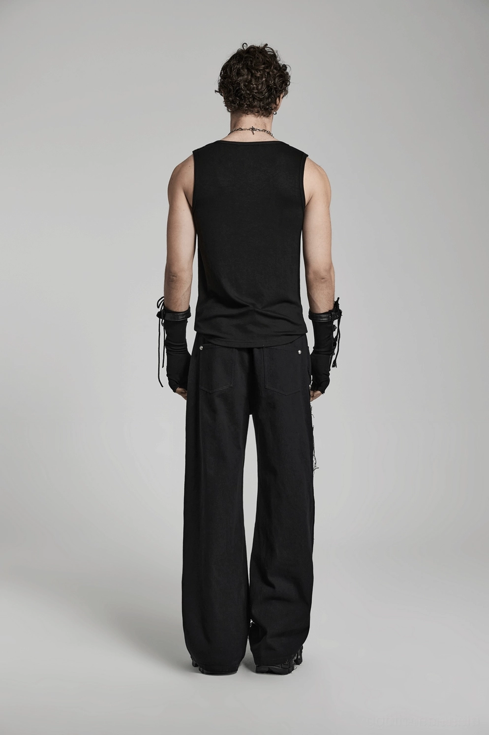 Vollständige Seitenprofil schwarzer Gothic Cargohose zeigt Silhouette, Proportionen und Ketten-Schnür-Details, Gesamtform und Beinbreite Ansicht
