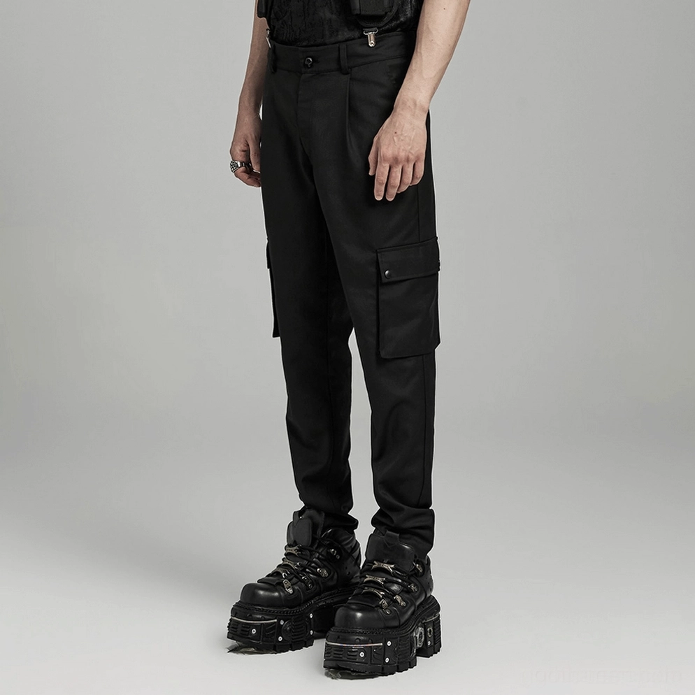 Seitenprofilansicht schwarze Gothic Cargohose für Herren, taillierter Schnitt getragen von Model im Studio mit Alternative-Look