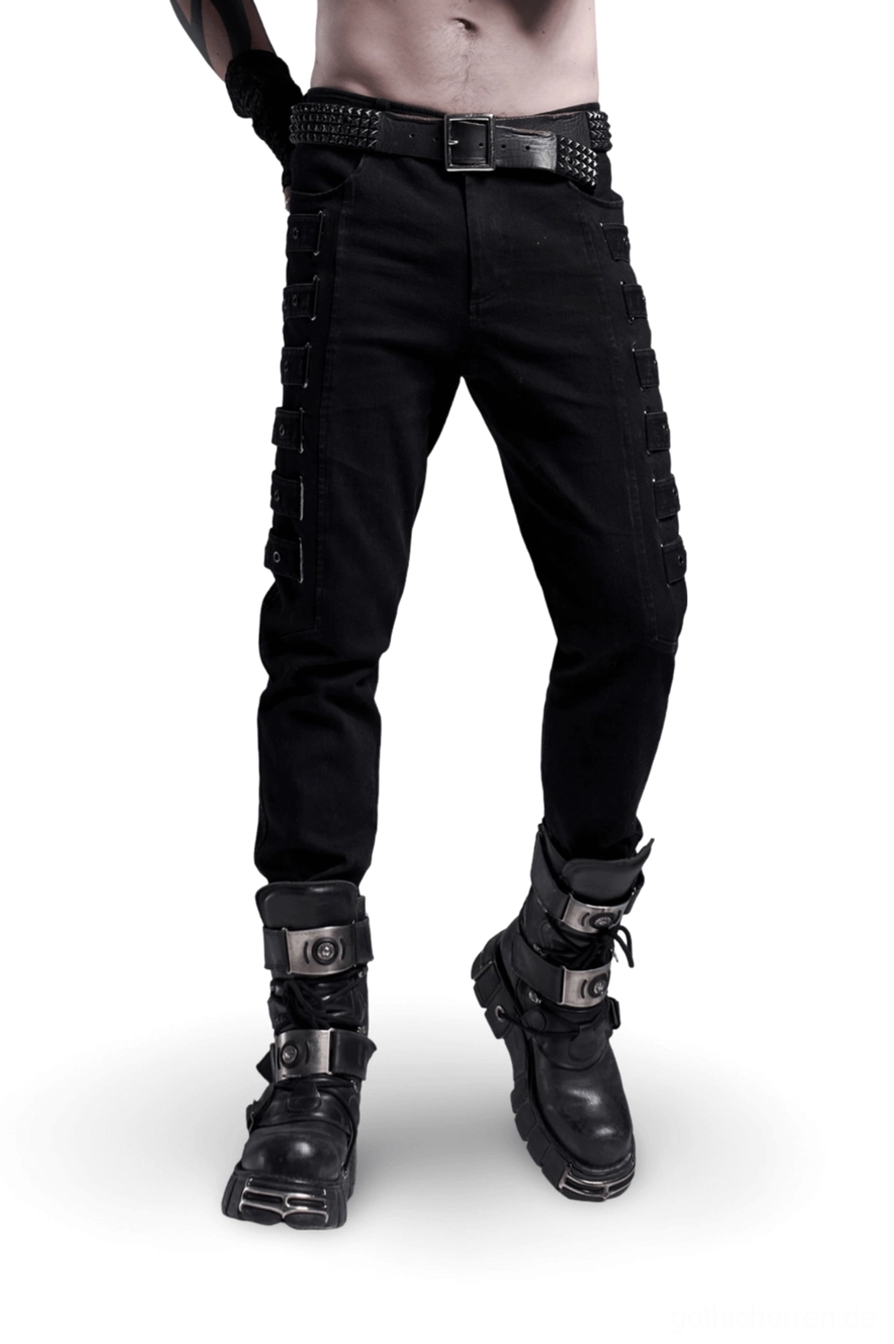 Schwarze Gothic Cargohose mit Seitenriemen und Metalösen - Vorderansicht am männlichen Modell in dreivierteler Perspektive mit Punkbekleidung und Plattformstiefeln