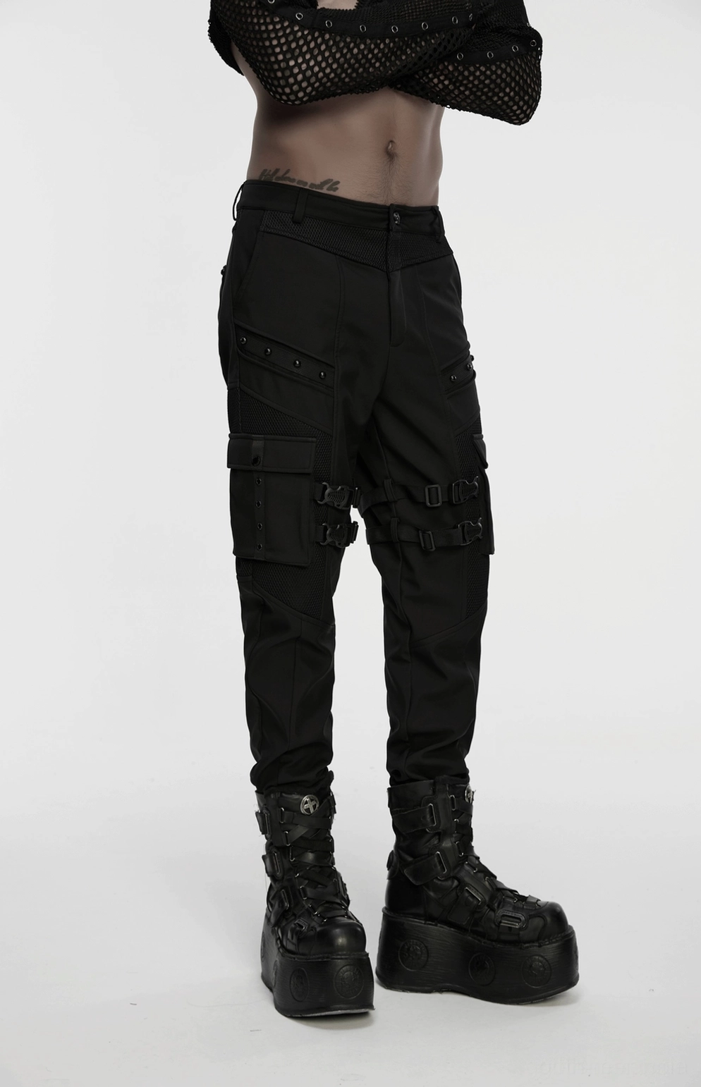 Schwarze Gothic Cargohose Gesamt-Silhouetten-Detail zeigt taillierter Schnitt, Cargo-Funktionalität, strukturierte Manschetten und modernes Goth-Darkwear-Design