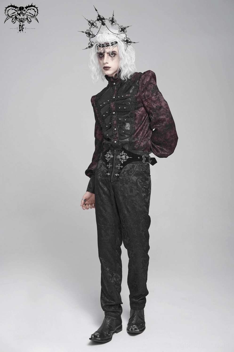 Extreme Nahaufnahme schwarze Gothic Cargohose Stickerei-Muster und Jacquard-Brokat Webstruktur Textur
