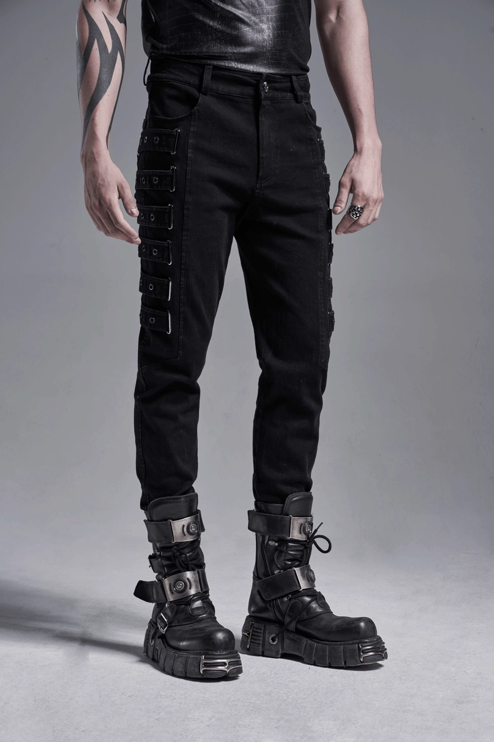Styling-Ansicht schwarze Gothic Cargohose mit Seitenriemen Details und fitted zeitgenössische Silhouette - Ganzabbildung in punkgoth Kontext