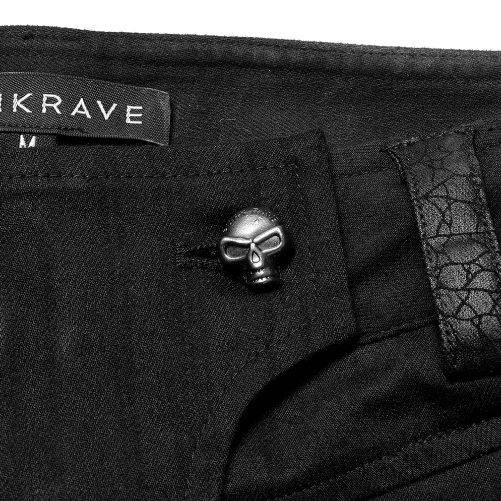 Hardware Nahaufnahme schwarze Gothic Cargohose mit Totenkopf-Metallknopf und Original-Etikett Detail auf Taillenbereich