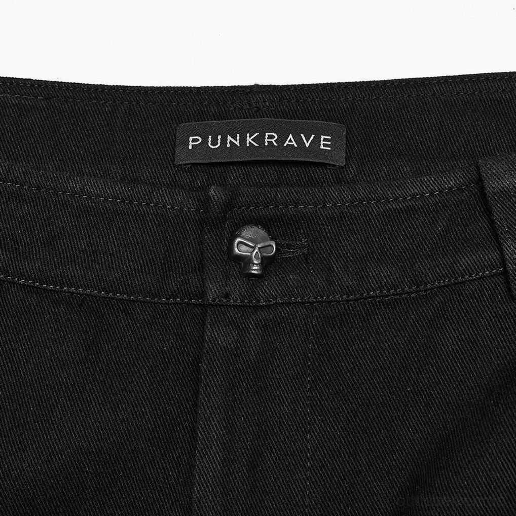 Nahaufnahme Taillenbanddetail schwarzer Gothic Cargohose zeigt Totenkopf-förmiger Metallknopf-Verschluss, gotische Kultur-Referenz und Marken-Labelling