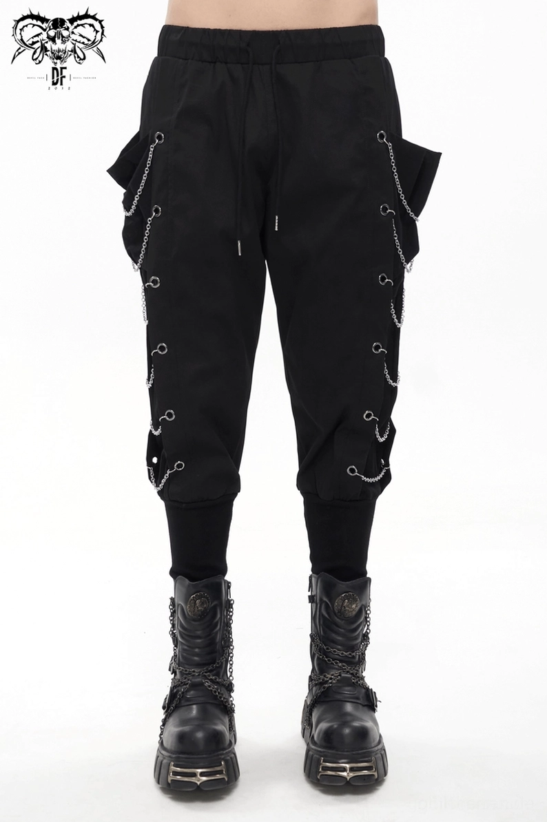 Schwarze Gothic Cargohose in voller Länge auf Modell zeigt Gesamtsilhouette und Proportionen