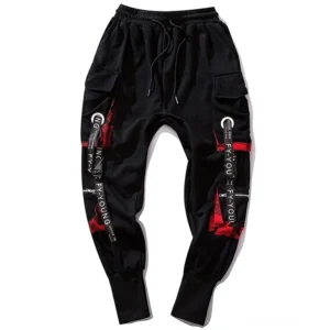 Schwarze Gothic Cargo Jogger in Flat-Lay-Vorderansicht mit elastischem Bund, verjüngten Manschetten und Multi-Pocket-Cargo-Design auf weißem Hintergrund