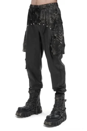 Schwarze gotische Cargohose mit Tie-Dye-Splice und Niet-Hardware an männlichem Modell, Vorderansicht mit Platform-Combat-Boots