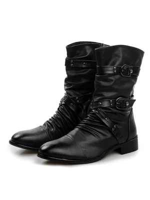Schwarze Gothic Chelsea Stiefel für Herren mit doppelten Schnallenbändern und Spitzschuh, vollständige Vorderansicht, PU-Leder Mid-Calf Boot mit gerilltem Obermaterial