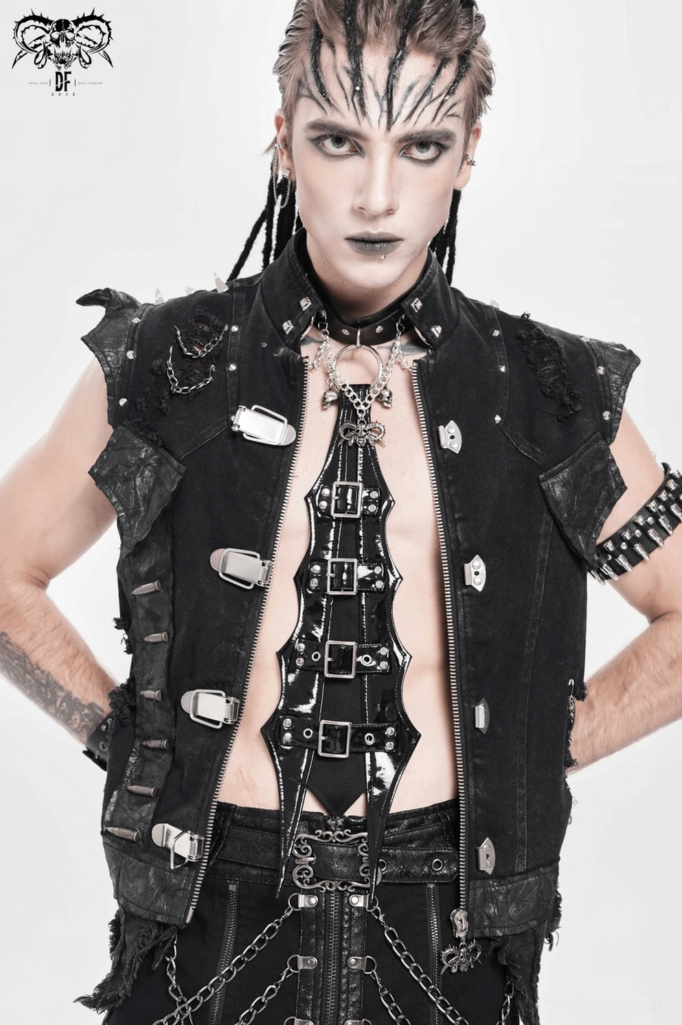 Schwarze Gothic-Choker stilisiert als Alternative-Fashion-Accessoire mit dunkler Ästhetik und Punk-Rock-Einfluss für Subkultur