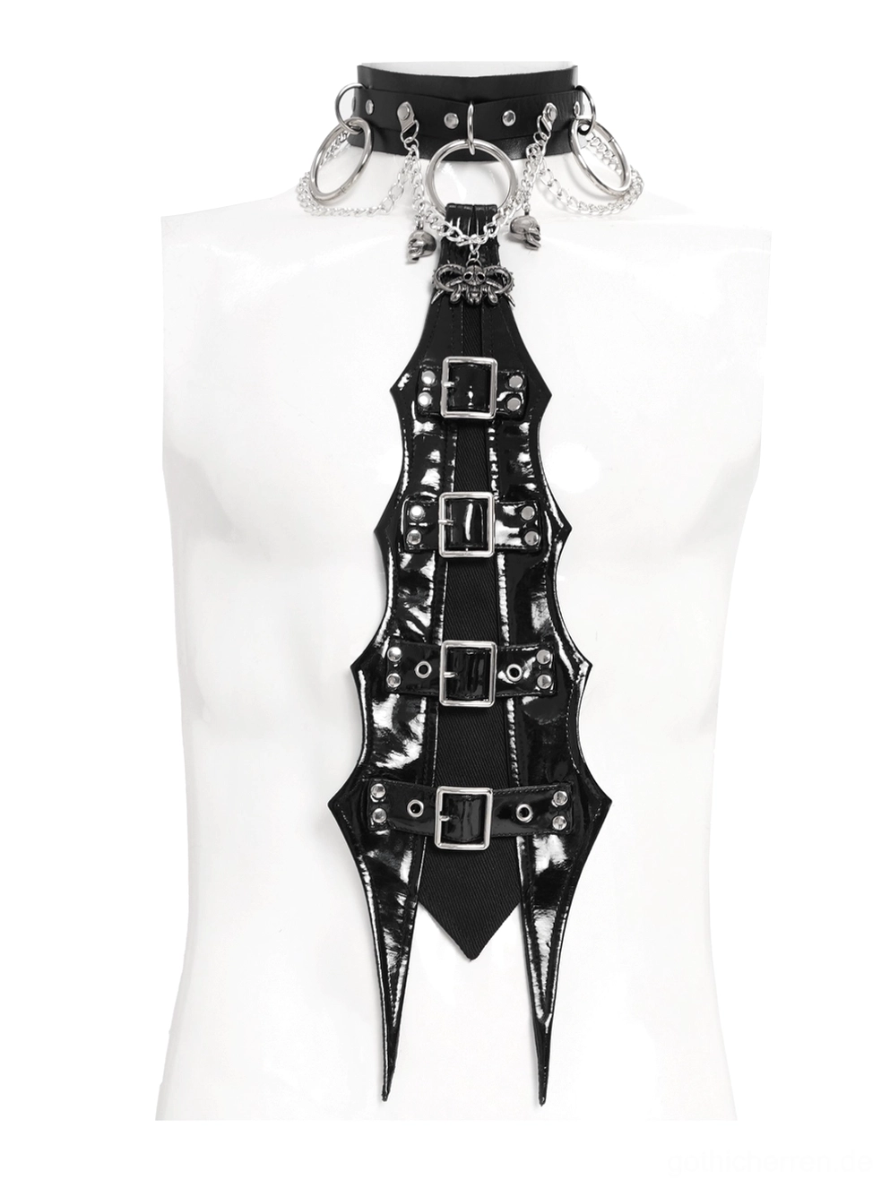 Nahaufnahme der schwarzen Gothic-Choker auf Mannequin mit Fokus auf Fledermauspendant und silbernen O-Ring-Hardware-Details