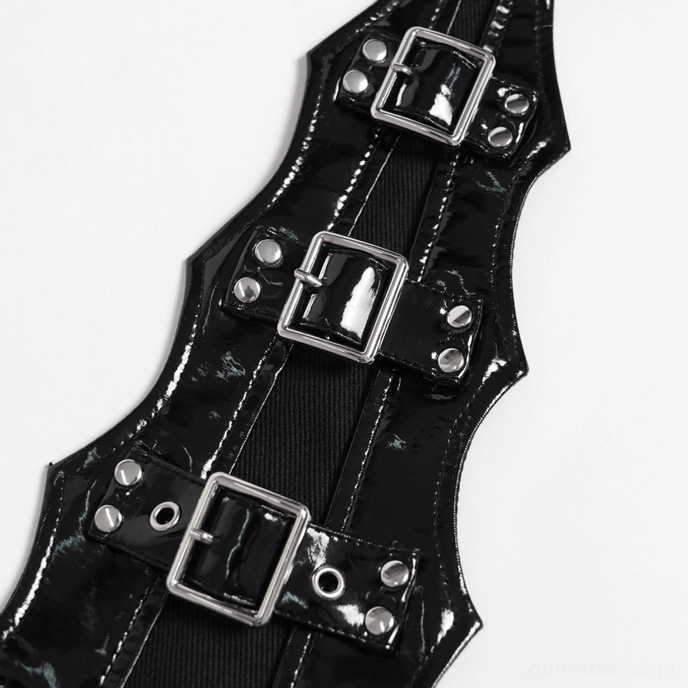 Schwarze Gothic-Choker getragen von Model, demonstriert verstellbare Passform und dramatische Ästhetik für alternative Gothic-Fashion