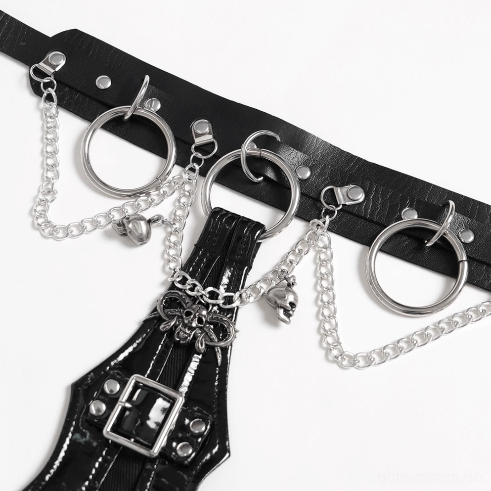 Makro-Nahaufnahme der schwarzen Gothic-Choker-Hardware mit schwarzem PU-Riemen, silbernen O-Ringen und Totenkopf-Kettenhängern