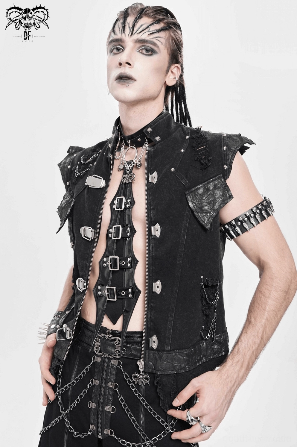 Schwarze Gothic-Choker mit Metallösen und Ketten, getragen vom Model in Studio-Fashion-Shoot zur Darstellung von Wear-Appeal