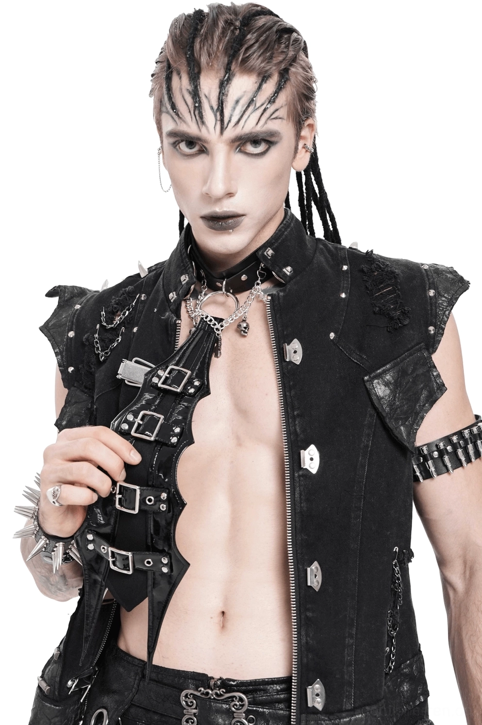 Schwarze Gothic-Choker kombiniert mit Nieten-Weste und Spike-Armbändern, Model zeigt alternative Fashion-Styling mit Gothic-Ästhetik