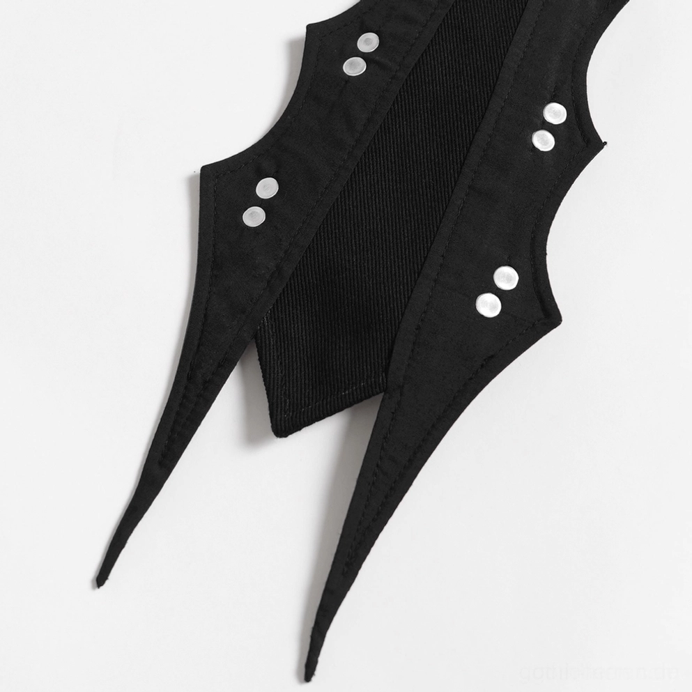 Schwarze PU-Leder-Gothic-Punk-Choker mit silbernen Ketten, Totenkopfanhängern und Schnallenaccents in Produktpräsentation