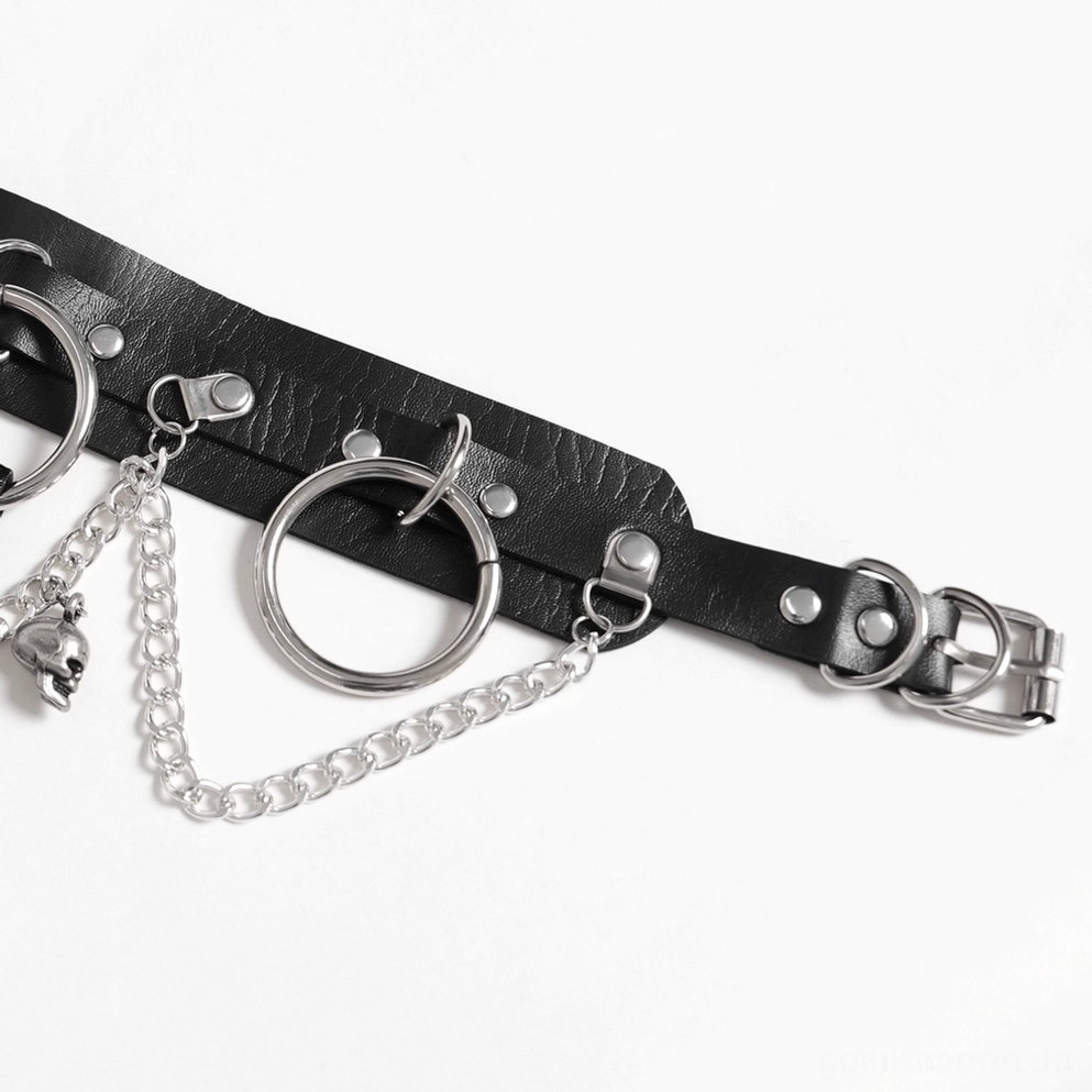 Seitenansicht-Nahaufnahme der schwarzen Gothic-Choker mit Fokus auf PU-Leder-Textur, silberne Metallhardware und Kettenkonstruktion