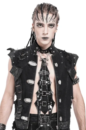 Schwarze Gothic-Choker mit silbernen Ketten und Totenkopfanhängern, getragen von männlichem Model in Studioaufnahme mit alternativer Fashion