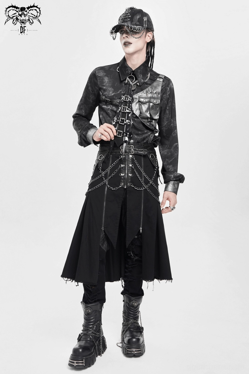 Schwarze Gothic-Punk-Choker mit Totenkopf-Kettenhängern, getragen von Model in alternativer Fashion-Umgebung für Subkultur-Appeal