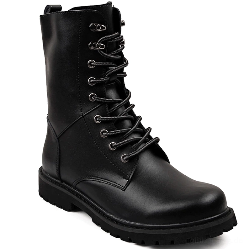 Schwarze Gothic Combat Boots Vorderansicht im rechten Winkel, Metallfrontösen und dickes Stollenprofil der Gummisohle, Industrial-Goth-Style