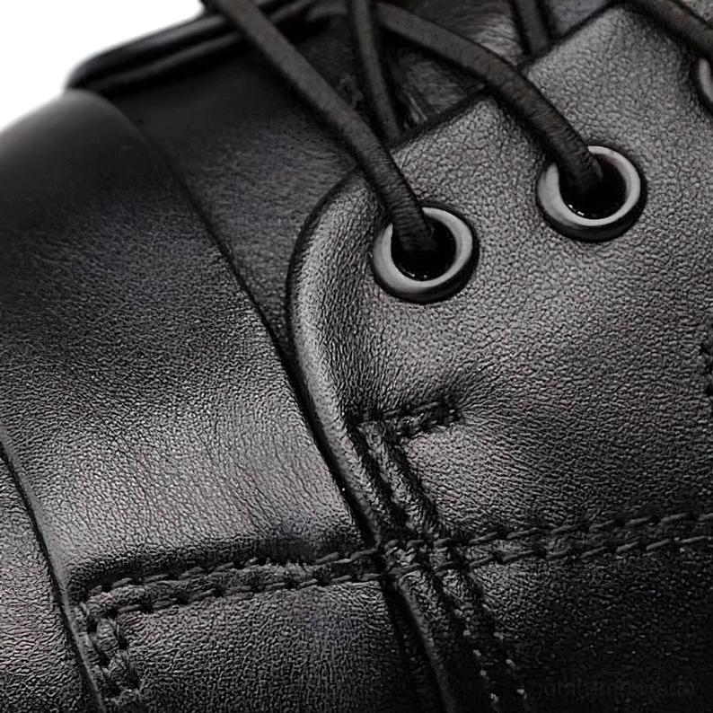 Schwarze Gothic Combat Stiefel Herren klassisches Schnürdesign matte Lederoberfläche Ansicht