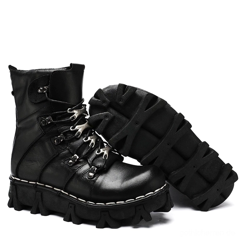 Paar schwarze Leder Gothic Combat Motorradstiefel Flatlayer Ansicht zeigt Kontrastnähte und aggressive Lug-Profil Gummisohle
