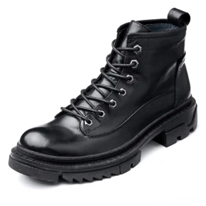 Hochglanz-schwarze Gothic Combat Stiefel mit massiver Laufsohle und Schnürdesign – Vorder-Dreiviertel-Ansicht der Herren-Lederstiefel