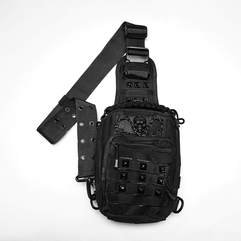 Flachbild der schwarzen Gothic Crossbody-Tasche mit Kettenkanten-Detaiil und mehreren Reißverschluss-Taschen – Overhead-Ansicht