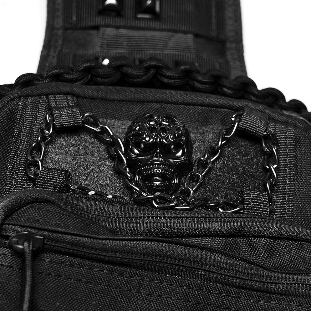 Detailaufnahme der Metall-Totenkopf-Hardware und Kettenakzente auf der schwarzen Gothic Crossbody-Tasche – ästhetische und funktionale Design-Elemente