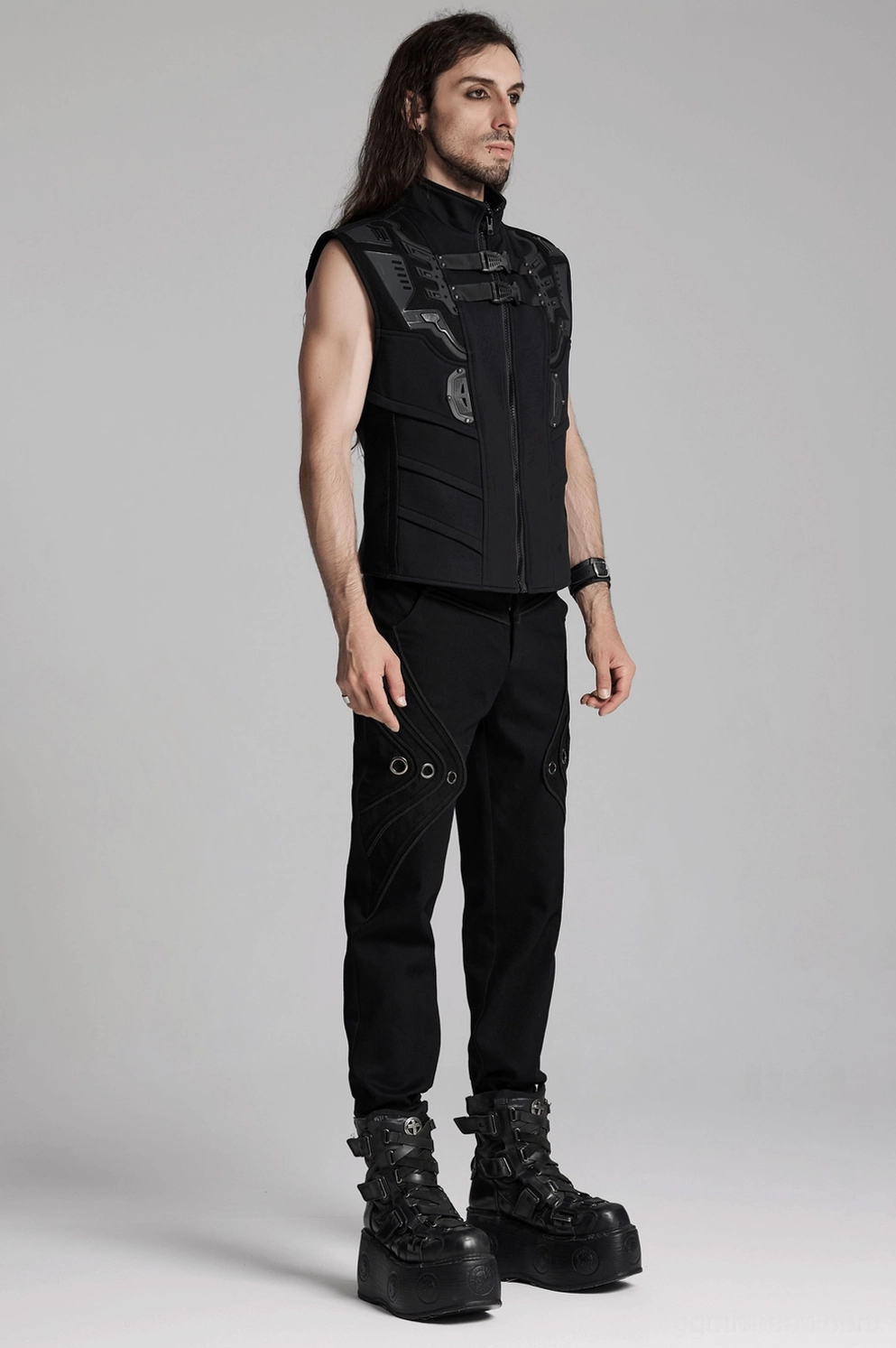 Passform-Anleitungsdarstellung für schwarze Gothic-Denim-Hose mit Körpermessungs-Empfehlungen, Längenbereiche und Hüft-Bereiche für optimalen Fit
