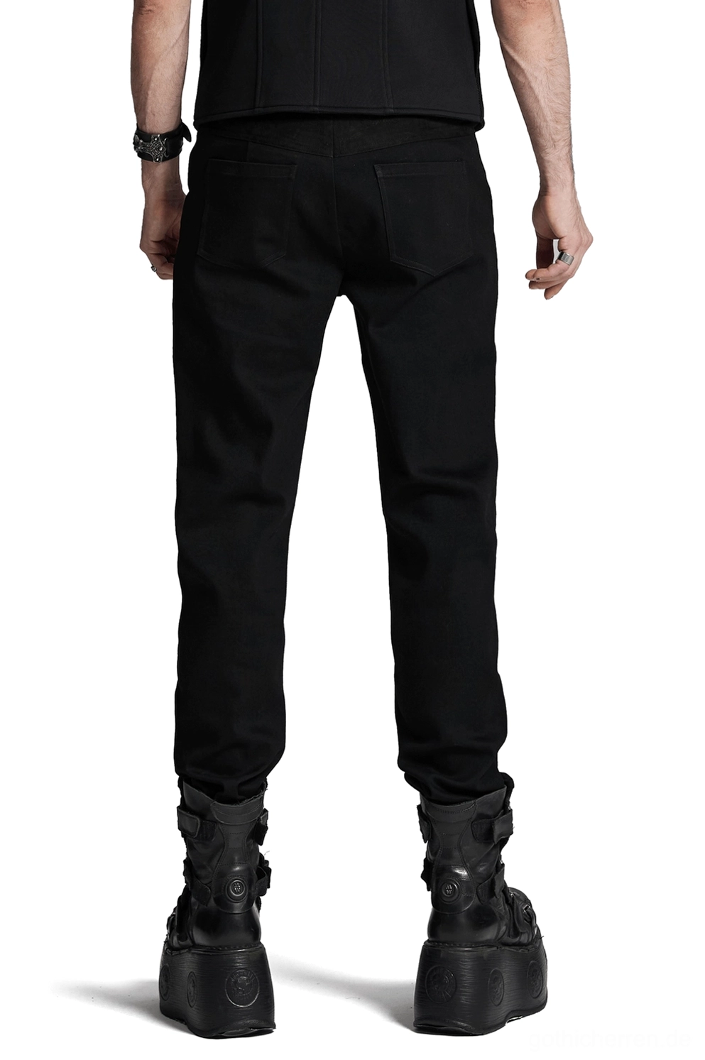 Schwarze Gothic-Denim-Hose von hinten mit Patchwork-Suede-Panels, taillierten Gesäßtaschen und strukturiertem Rückenteil, Rückansicht auf männlichem Model