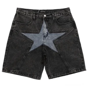 Schwarze Denim-Shorts mit hellblauen Stern-Patchwork-Panelen, Front-Flat-Lay-Aufnahme mit detailliertem Blick auf die Patchwork-Konstruktion, gothic alternative Herrenmode
