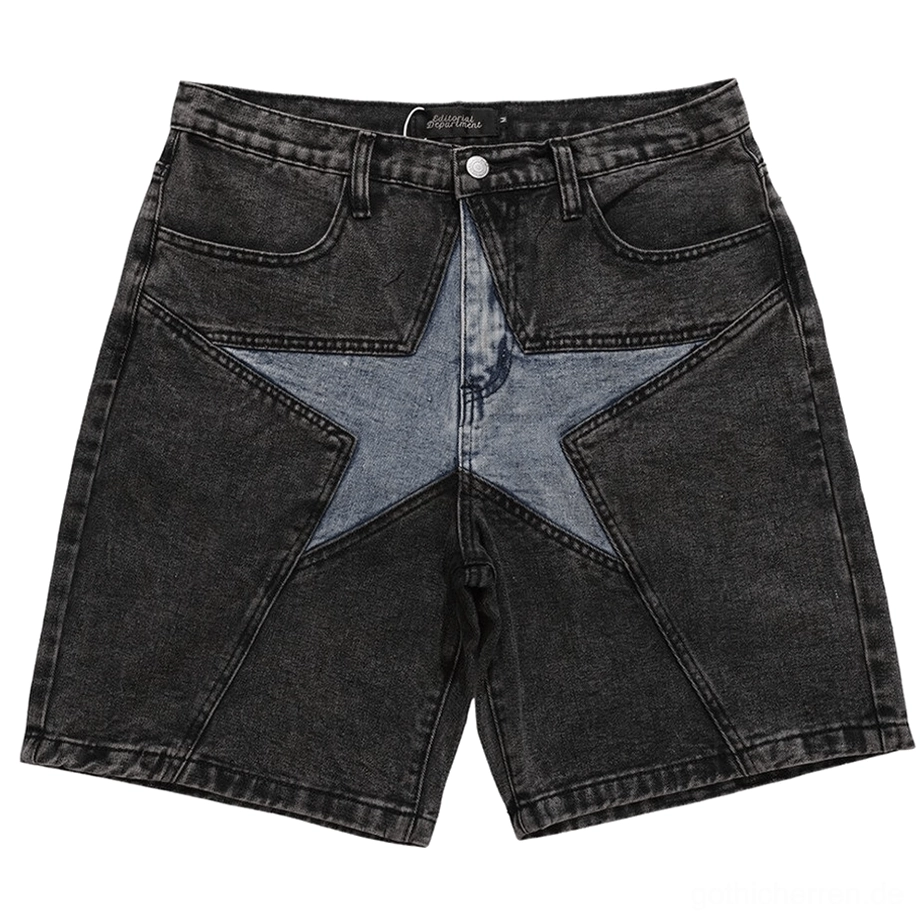 Schwarze Denim-Shorts mit hellblauen Stern-Patchwork-Panelen, Front-Flat-Lay-Aufnahme mit detailliertem Blick auf die Patchwork-Konstruktion, gothic alternative Herrenmode