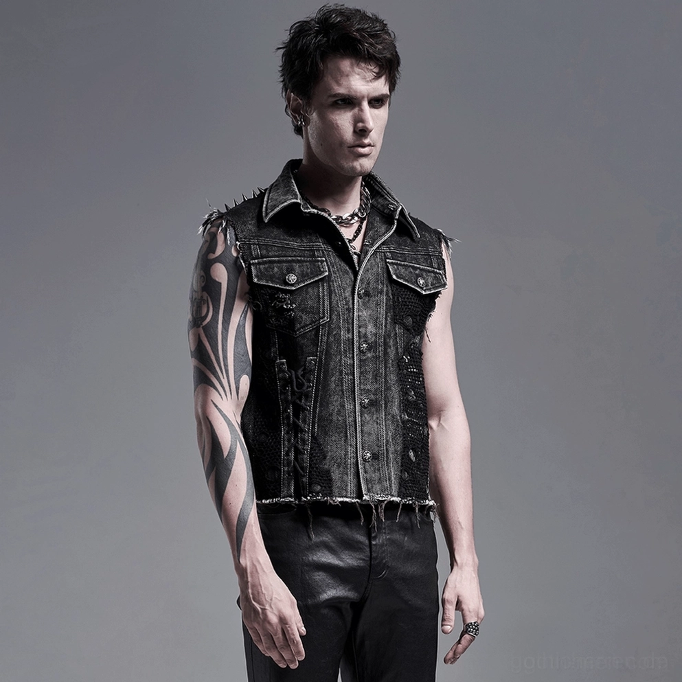 Schwarze Gothic Denim Weste auf Model - Vorderansichtwinkel zeigt taillierte Silhouette mit acid-gewaschener Verarbeitung und Nietenverzierung