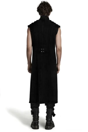 Schwarze Punk-Gothic lange Denim-Weste Rückansicht mit justierbarem Nieten-Trägerverschluss und ärmellosem Design auf weißem Studio-Hintergrund