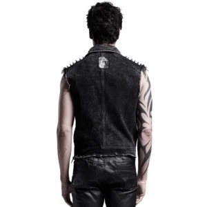 Schwarze Gothic Denim Weste Rückansicht zeigt gesticktes Totenkopf-Rückenpatch - industrielle Hardware Details und ausgefranste Säume