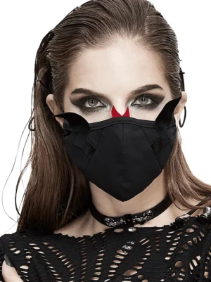 Schwarze Gothic Teufelsfügel Maske auf Model mit düsterem Makeup – Frontansicht Studio-Aufnahme schwarzes Baumwollgewebe rote Hörnchen Dekorationen Alternative Fashion