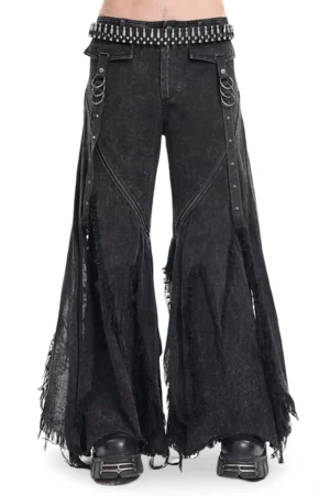 Vorderansicht schwarze gotische Distressed Flared Jeans mit Triple D-Ring Metall-Straps und ausgefransten Rändern, kombiniert mit Platform Boots, Studio-Aufnahme mit vollständiger Ansicht des Wide-Leg Schnitts und Acid-Wash-Finish