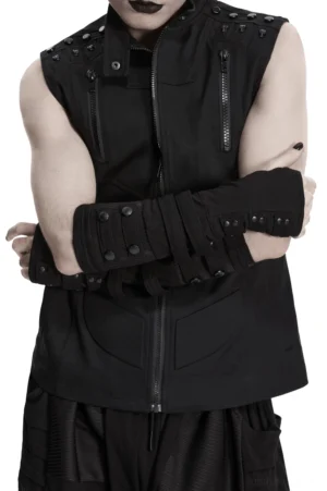 Männliches Model trägt schwarze Gothic Fingerless Handschuhe mit mehrschichtigen Nieten-Druckknopf-Straps, die Arme gekreuzt in Vorderansicht, dunkelste alternative Fashion Shooting