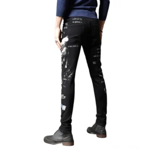 Gothic Graffiti schwarze Slim Fit Denim Jeans für Männer – Rückansicht Ganzkörper mit Taille und Beindrucken aus Street Art Graffiti