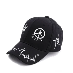 Schwarze Gothic Graffiti Snapback Baseball Cap mit weißen anarchistischen Symbolen und Punk-Buchstabendrucken, Vorderansicht drei-viertel Perspektive
