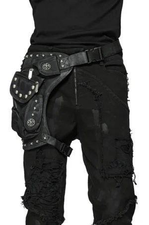 Schwarze Gothic Gürteltasche mit Metallnieten von männlichem Model von der Seite getragen, zeigt verstellbare Nylon-Webbing-Riemen und Rivet-Details