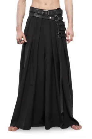 Schwarze Gothic Hakama Herrenhose mit Lederriemen und Metallschnallen, Frontansicht in voller Länge auf männlichem Model, hochgeschnittenes gefälteltes Design