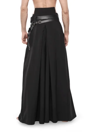 Schwarze Gothic Hakama Herrenhose Rückansicht zeigt Taillen-Ledergürtel mit Schnallensystem und dekorativen hängenden Riemen auf Model