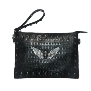 Schwarze Gothic Handtasche mit geflügeltem Totenkopf-Emblem und silbernen Nieten - Frontansicht flach auf weißem Hintergrund