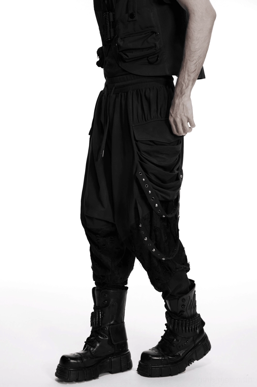 Schwarze Gothic-Haremshose mit Drop-Crotch Vorderwinkel zeigt beschädigten Strick-Textur, Metallnieten und verjüngten Knöchelzuschnitt
