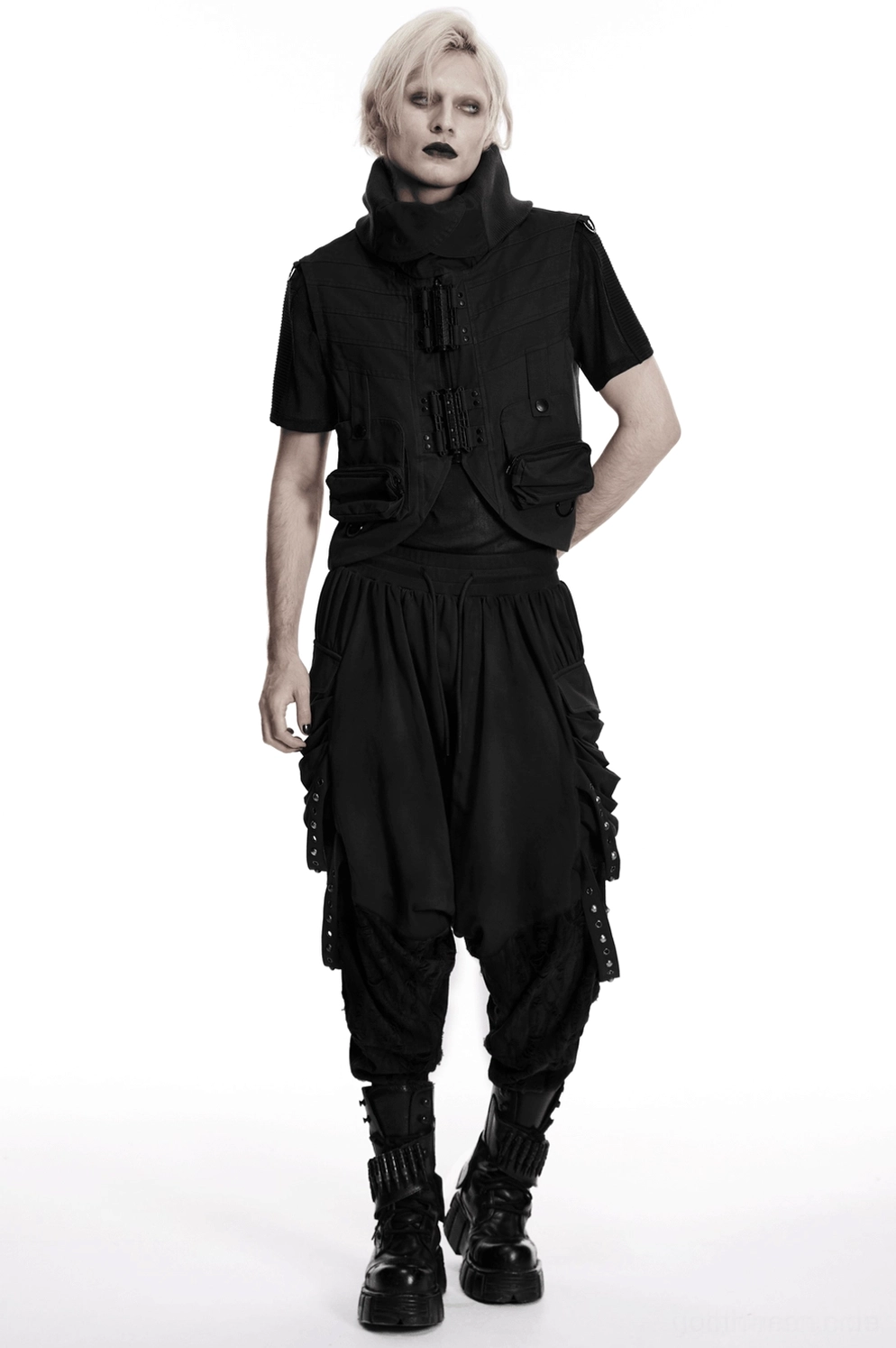 Schwarze Gothic-Haremshose flach nebeneinander zeigt dramatische Proportionen, geraffte Konstruktion und Metallhardware-Akzente für Industrial-Aesthetic