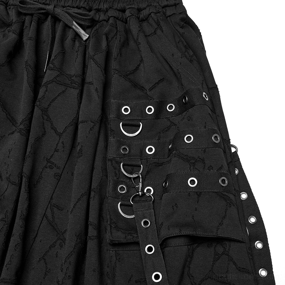 Schwarze Gothic Haremshose Nahaufnahme Metallösen und D-Ring-Hardware mit industriegradigen Nieten und Befestigung